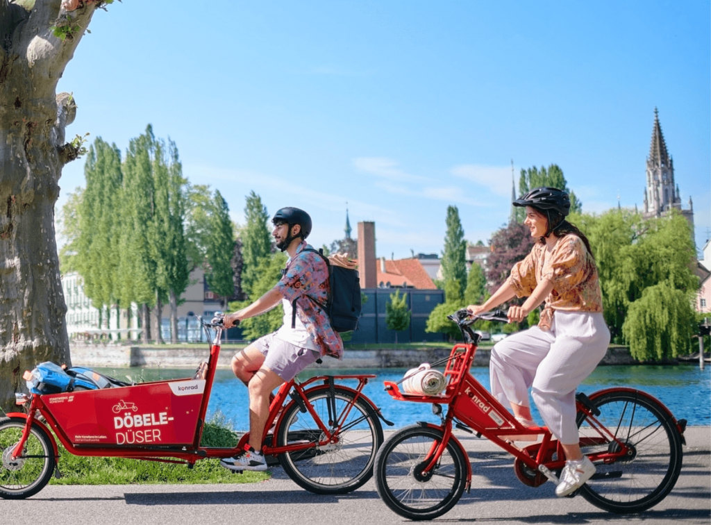 Zwei junge Menschen unterwegs auf Mietfahrrädern in Konstanz